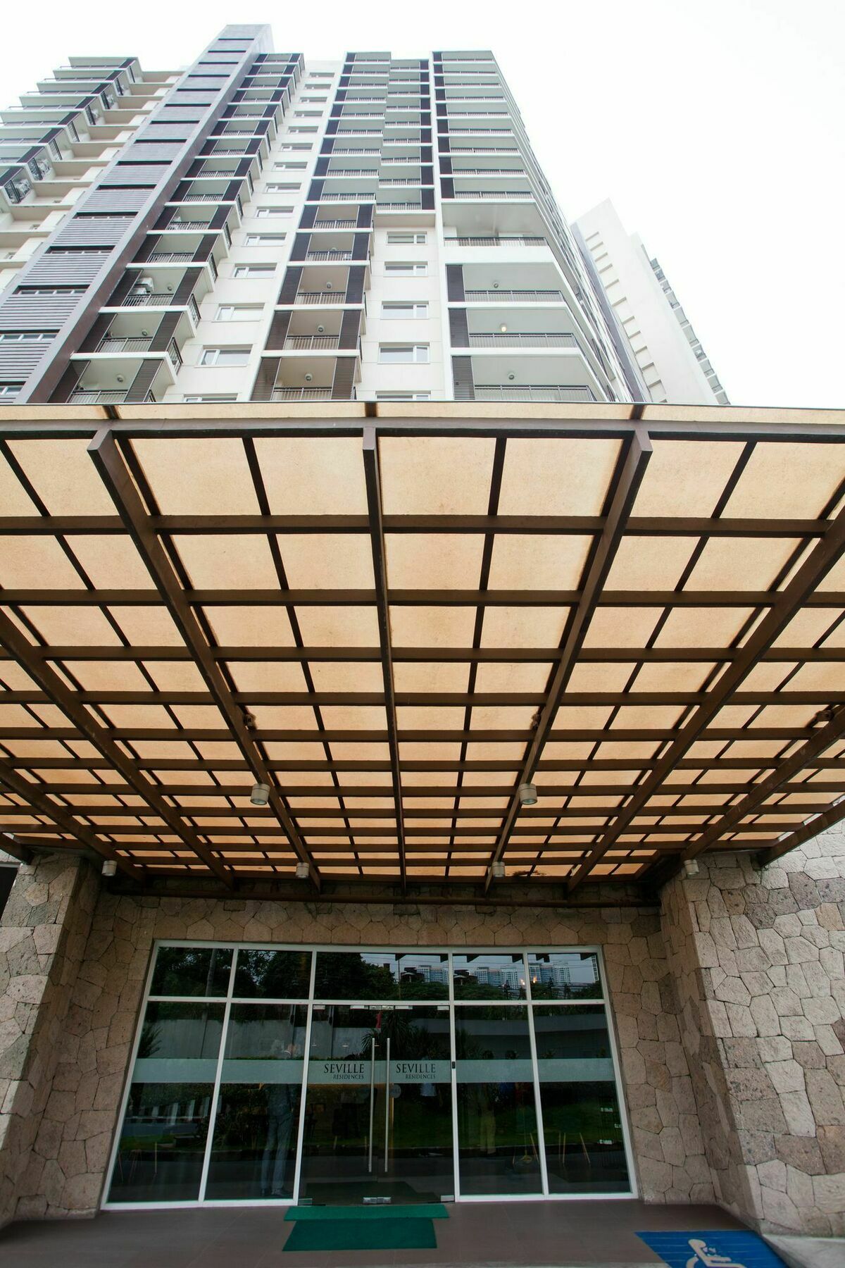 The Cirque Serviced Residences Quezon City Bagian luar foto