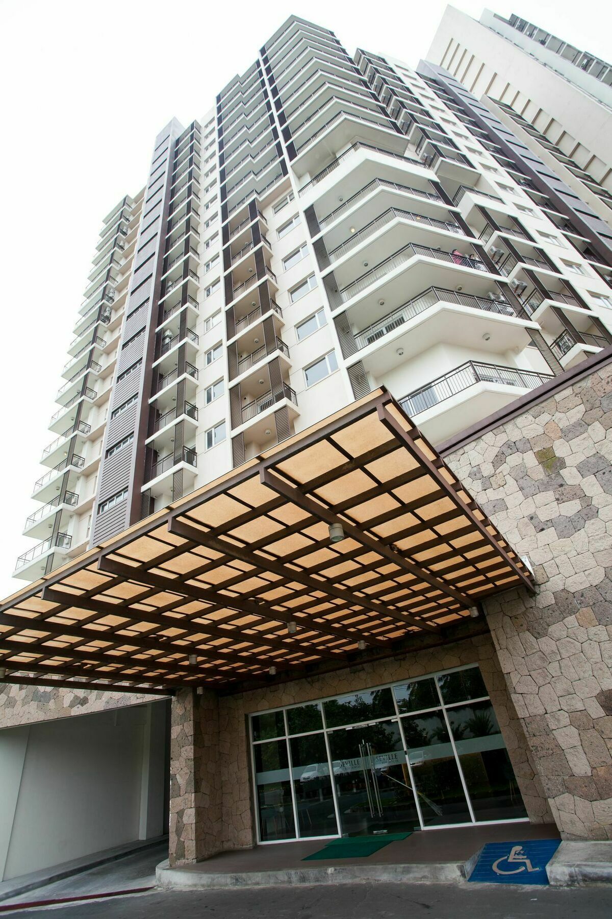 The Cirque Serviced Residences Quezon City Bagian luar foto
